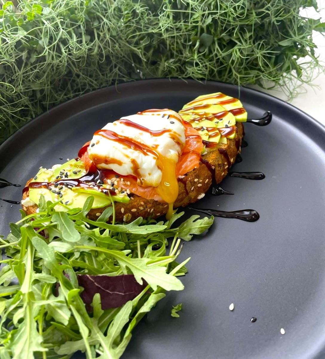 Авокадо тост с лососем и яйцом пашот