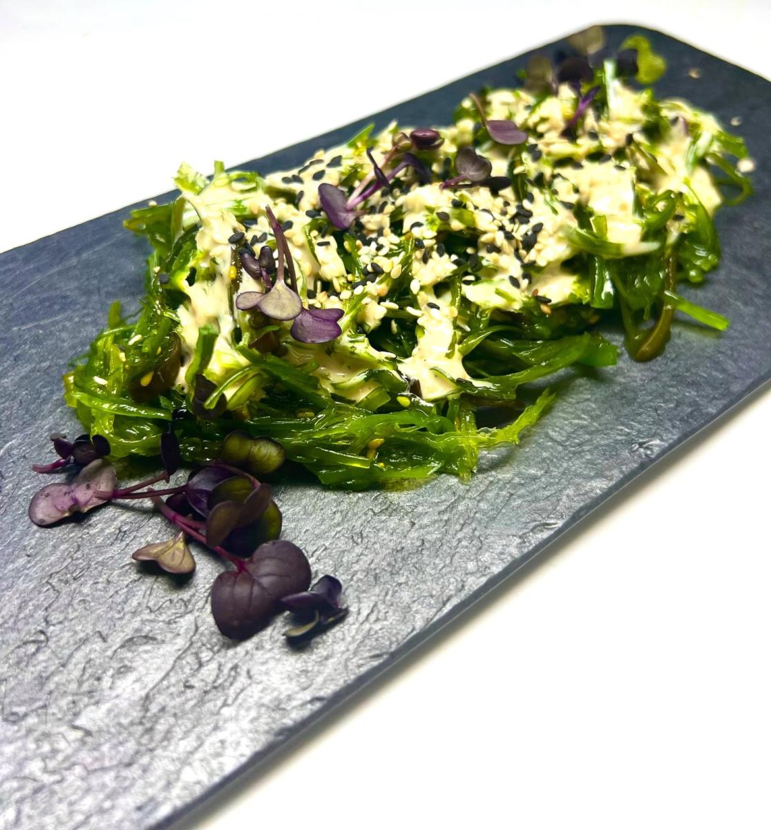 Салат чука с ореховым соусом