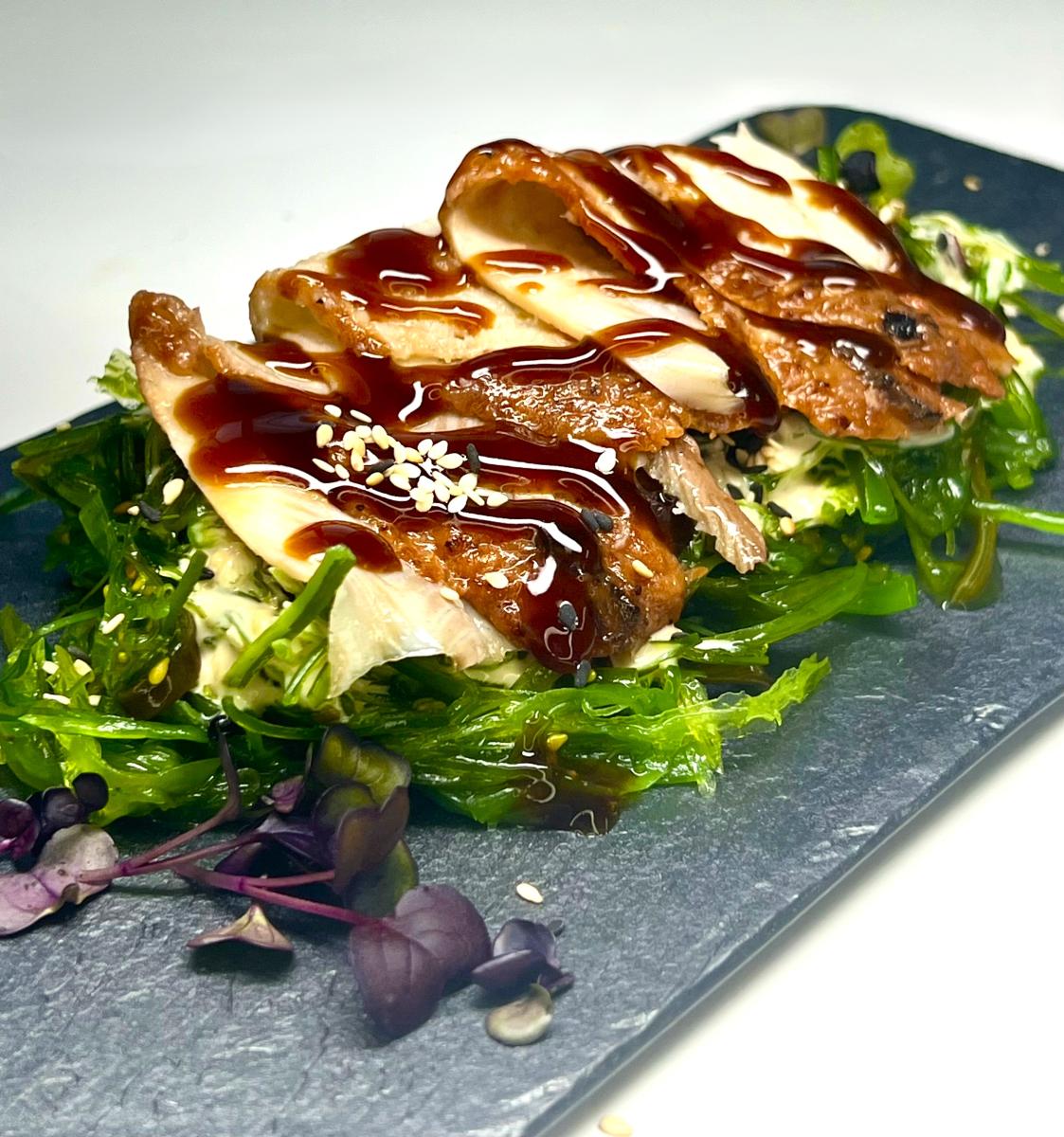 Салат чука с жареным угрём