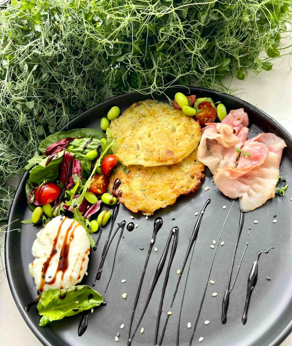 Драники с беконом и яйцом пашот