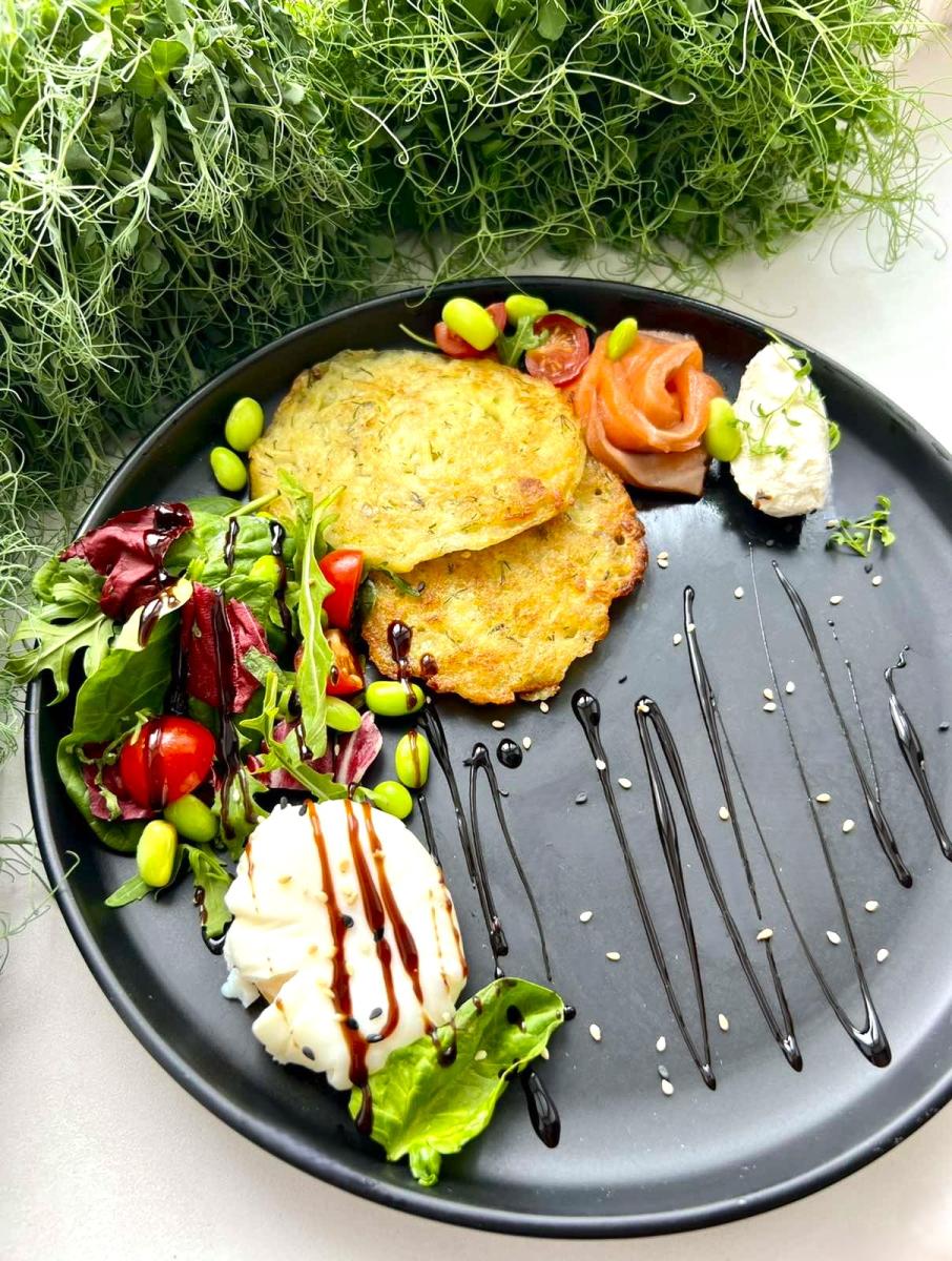 Драники с лососем и яйцом пашот