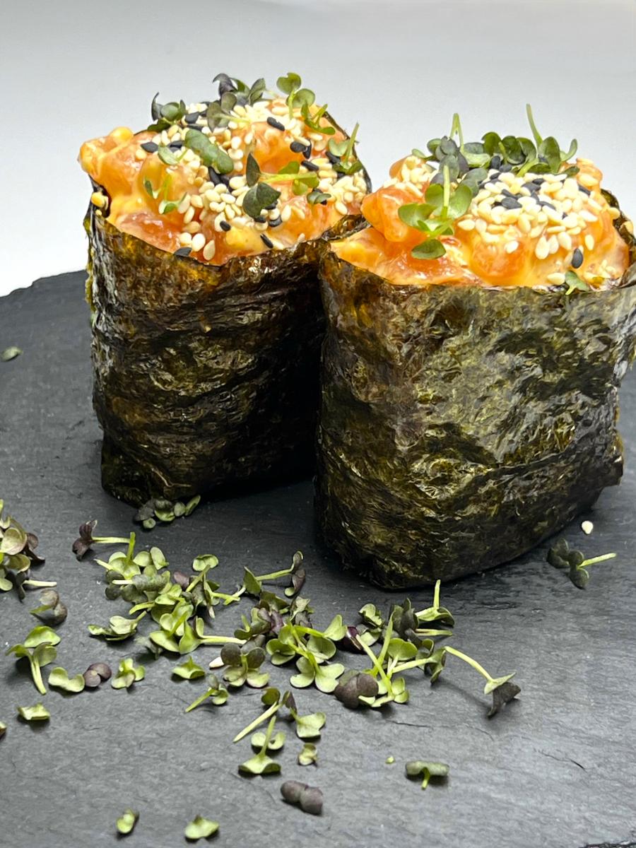 Гункан Лосось спайси 120г