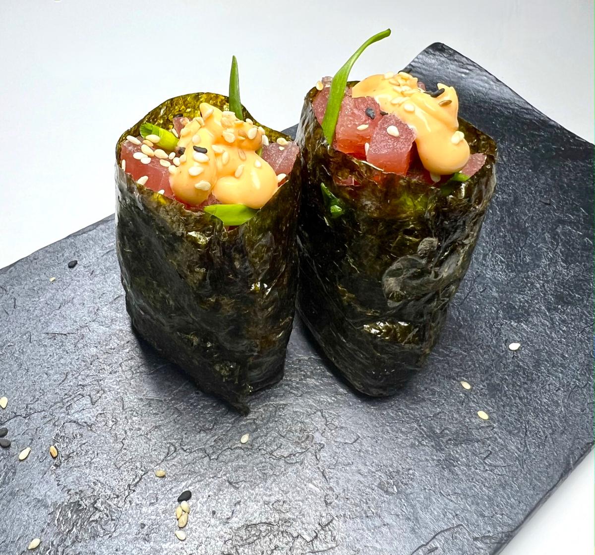 Гункан Тунец и зеленый лук 120г