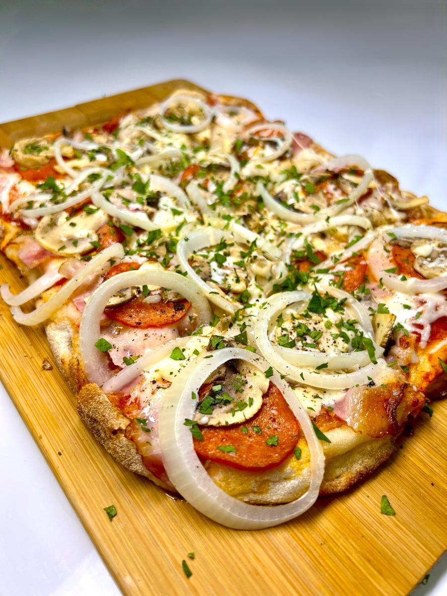 Пицца С беконом и маринованный луком