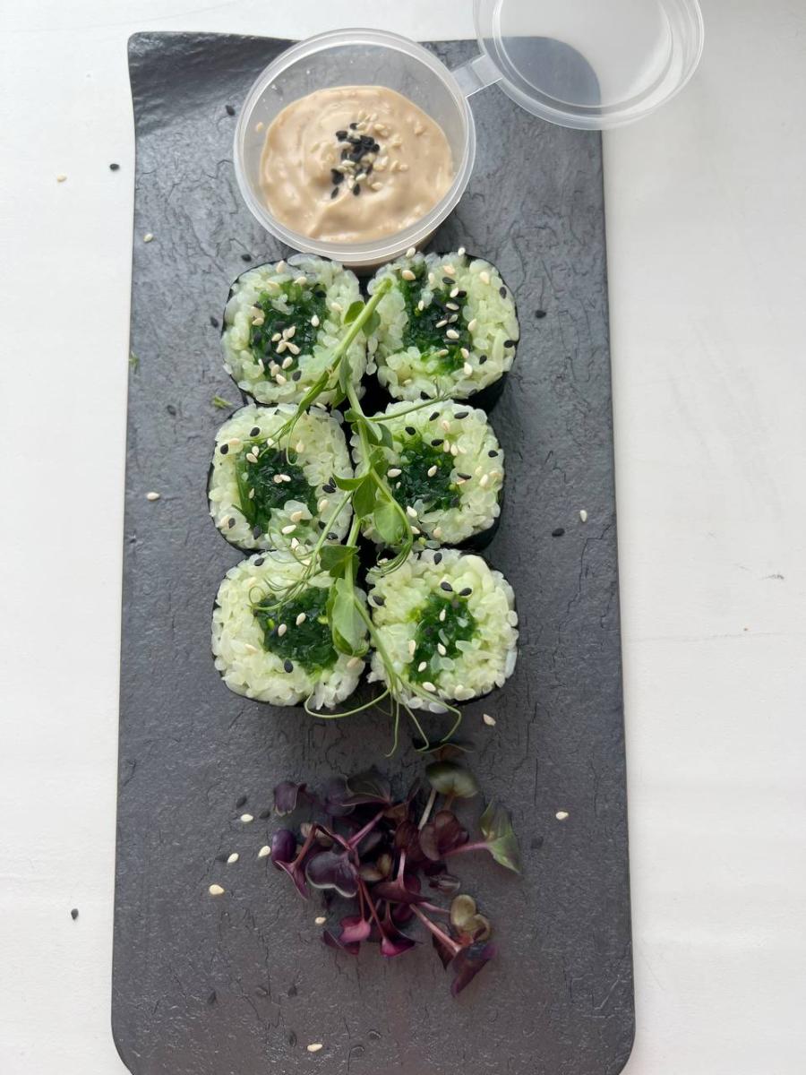 Хосомаки с чукой и ореховым соусом 