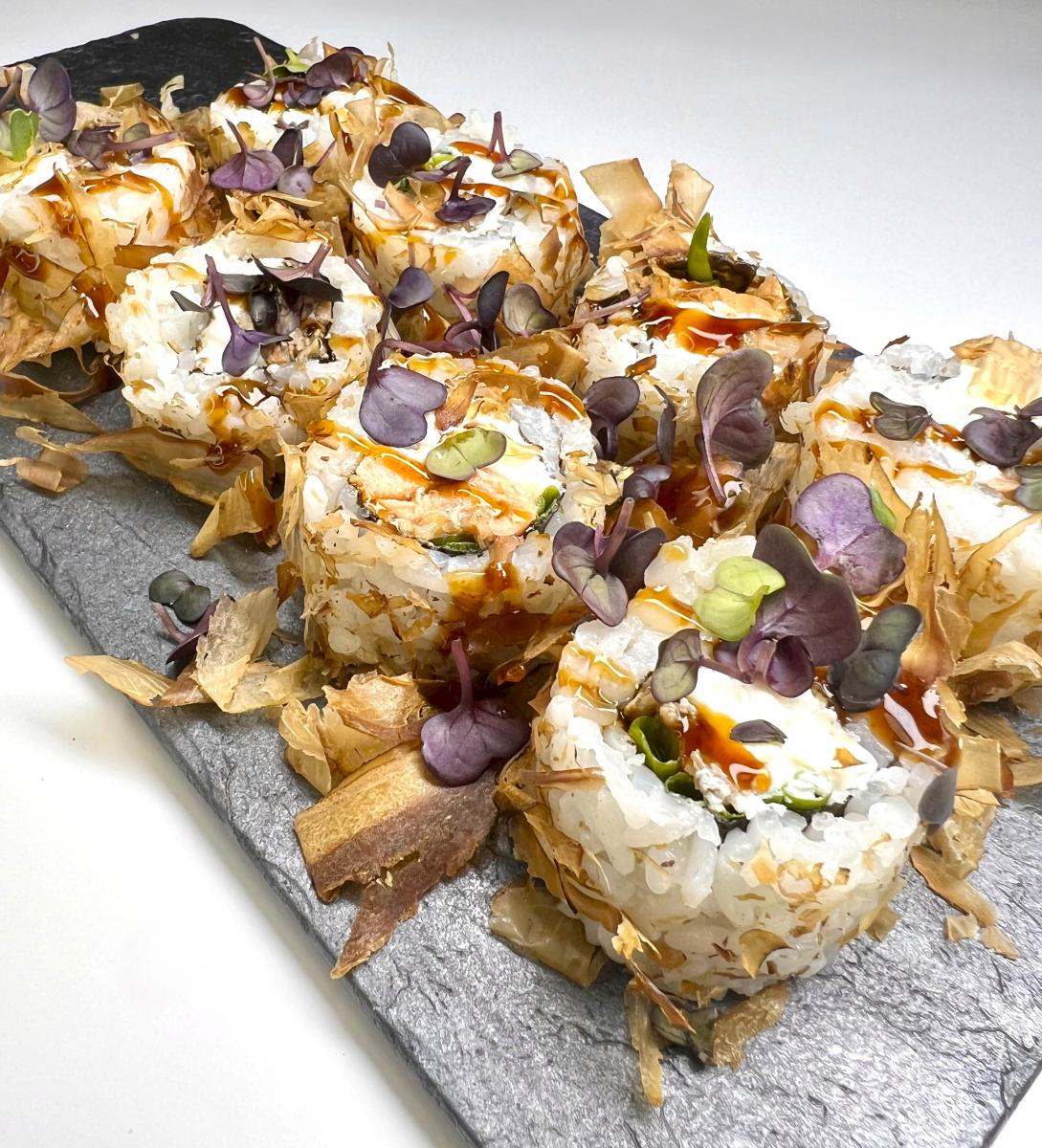 Ролл С копчёным лососем и зелёным луком