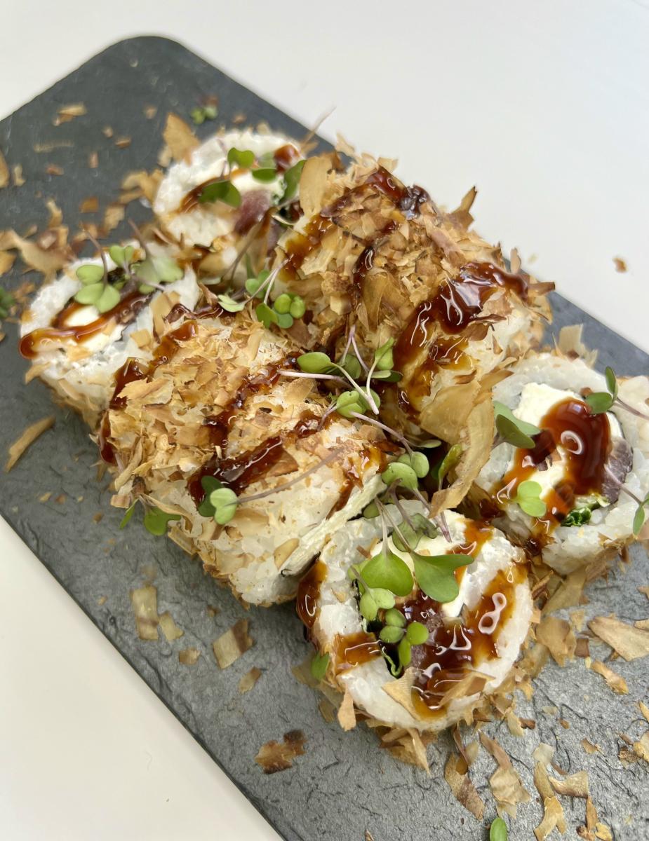 Ролл с тунцом и зелёным луком