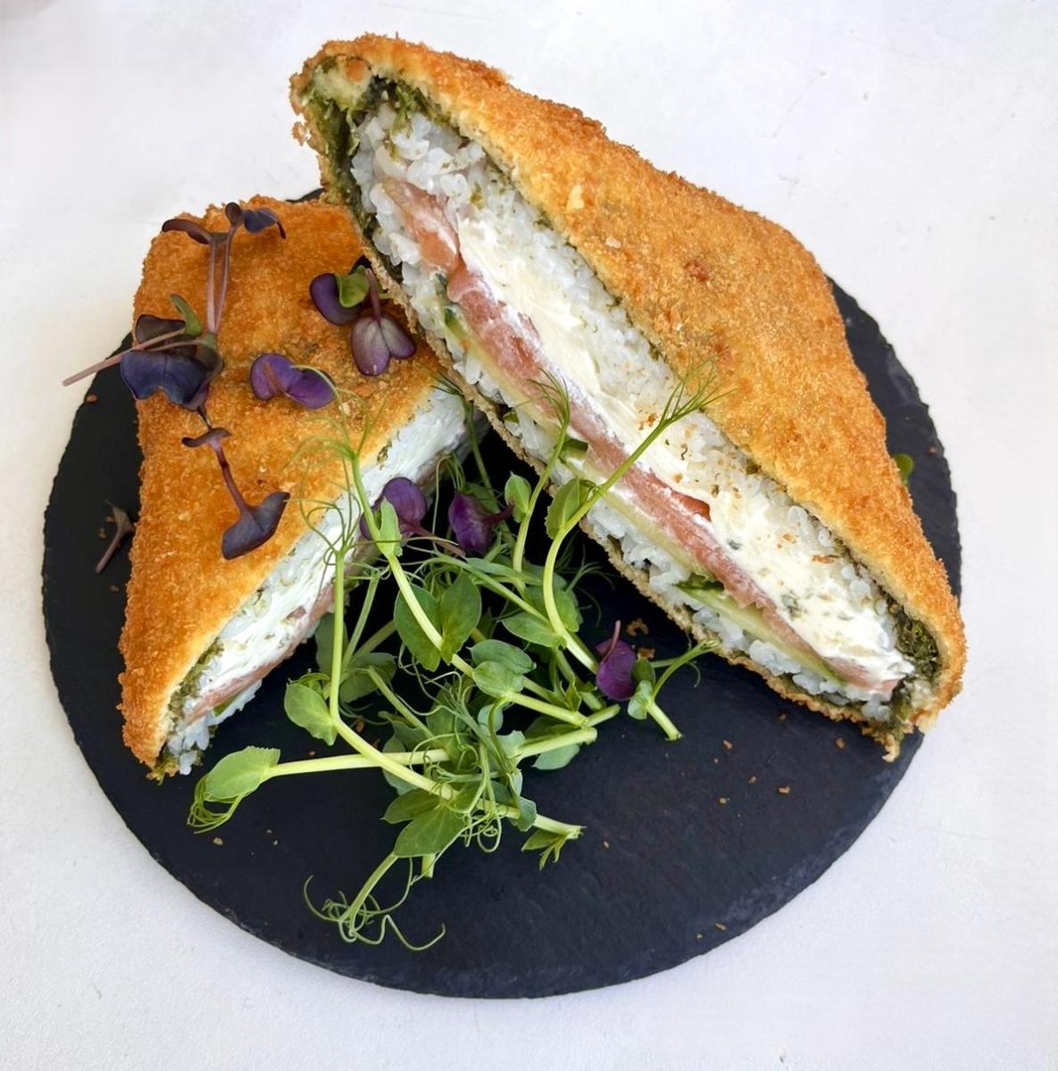 Сэндвич с лососем темпура