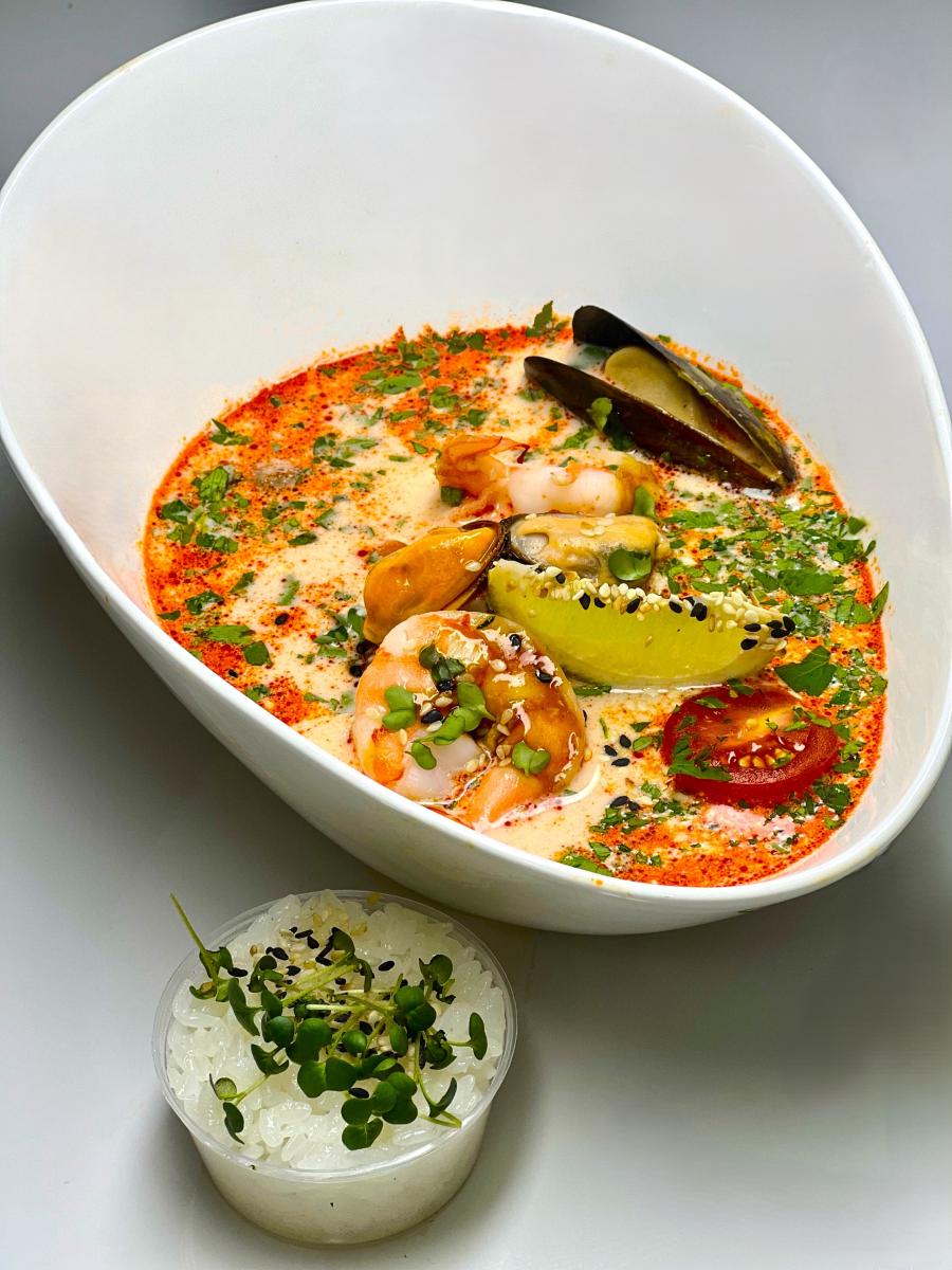 Том ям с морепродуктами