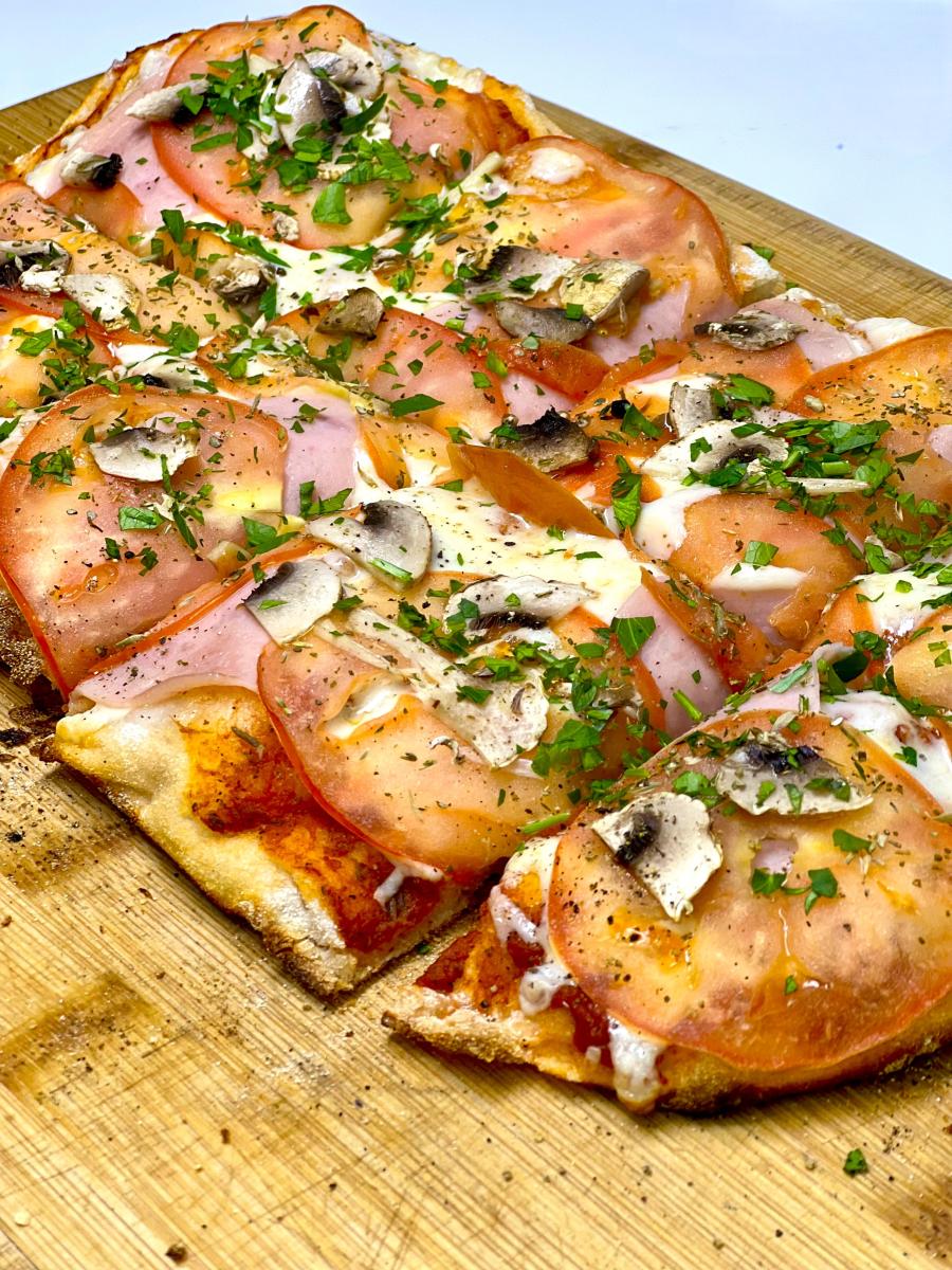 Пицца С ветчиной и помидорами